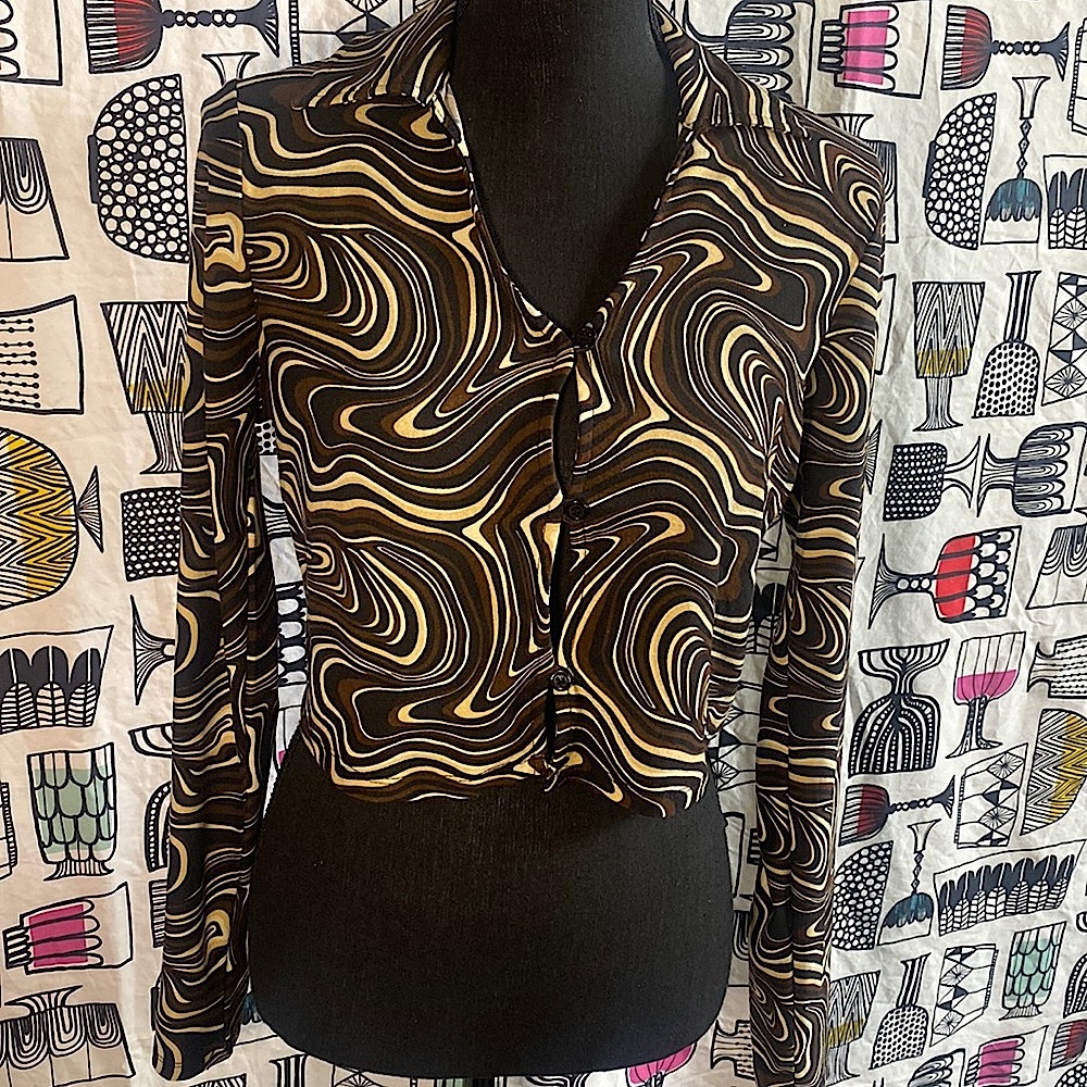 Long-Sleeve Contemporary Print Button-Front Crop Top